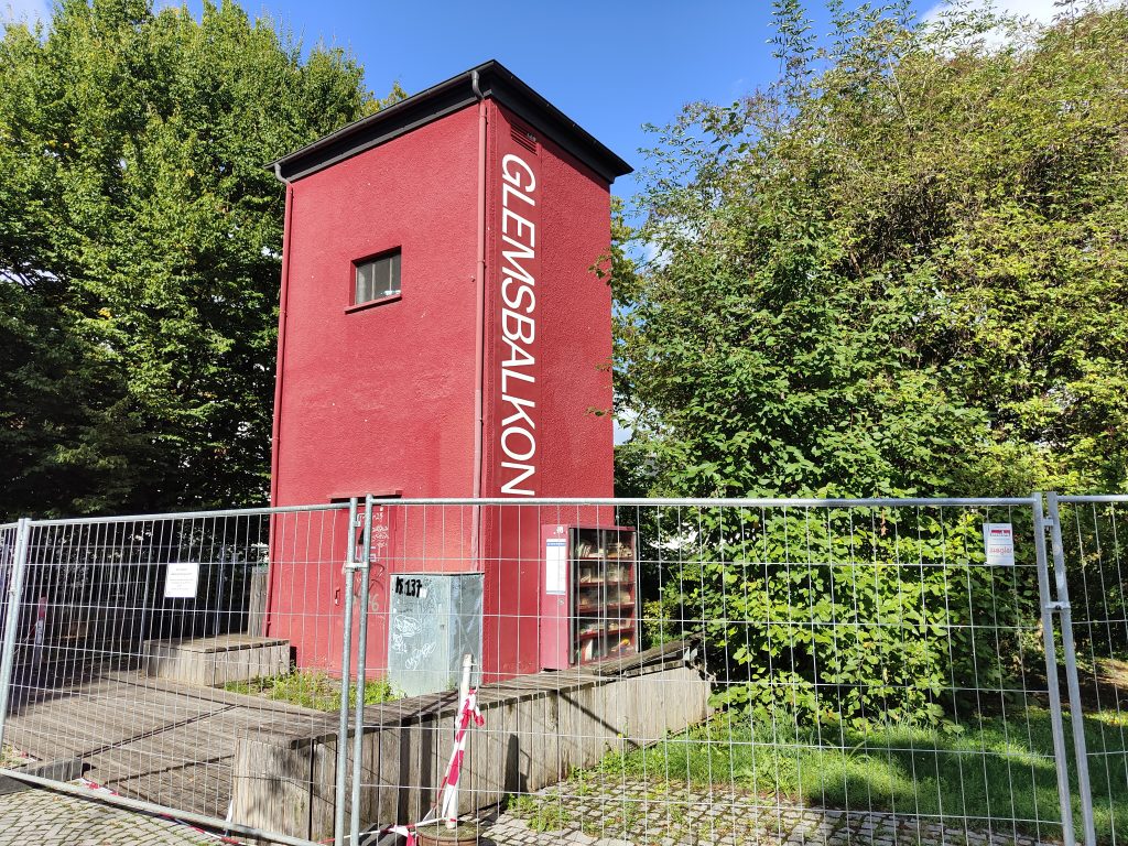 Gebäude mit Zaun