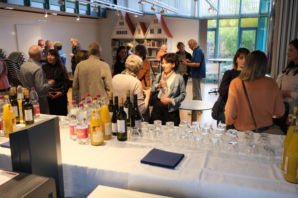 Menschen vor Tisch mit Getränken